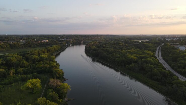 Ripresa aerea con drone del fiume Mississippi a St.