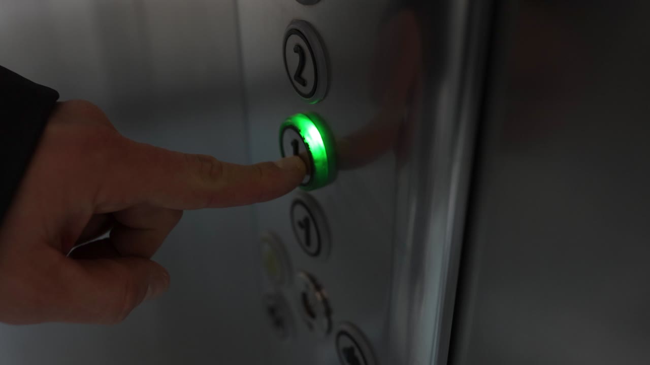 엘리베이터에서 손으로 1번을 누르는 남자 느린 동영상 4k 영화