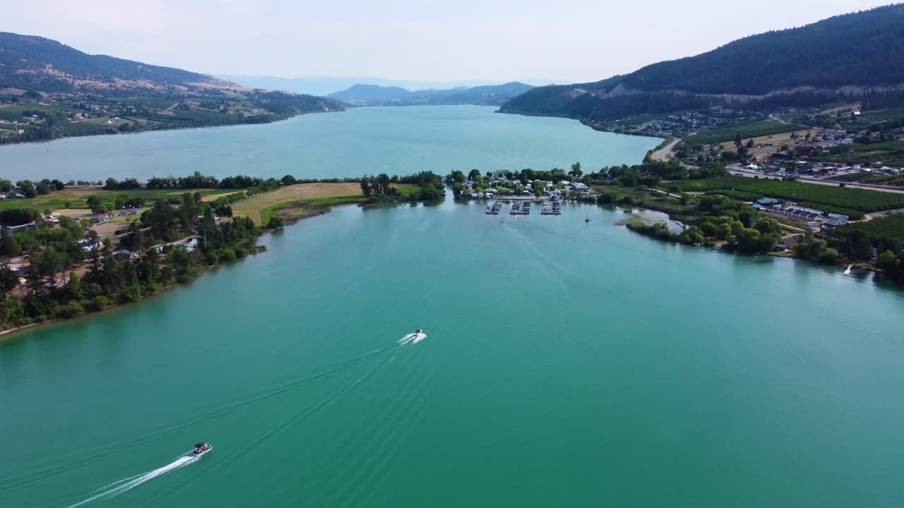 oyama bc | navegación en el okanagan desde el lago kalamalka hasta el lago wood a través de un canal | país de los lagos, columbia británica, canadá | paisaje del okanagan | vista panorámica | vista panorámica | agua colorida | día en barco
