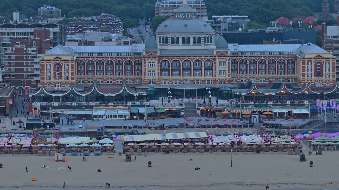 Toàn cảnh Grand Hotel Kurhaus Scheveningen và cờ Hà Lan lúc chạng vạng từ trên cao