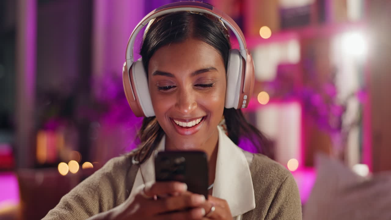Donna che ascolta musica con cuffie e smartphone