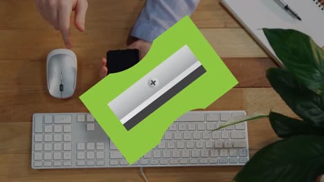 animación de un afilador de lápices sobre una persona que usa una computadora portátil