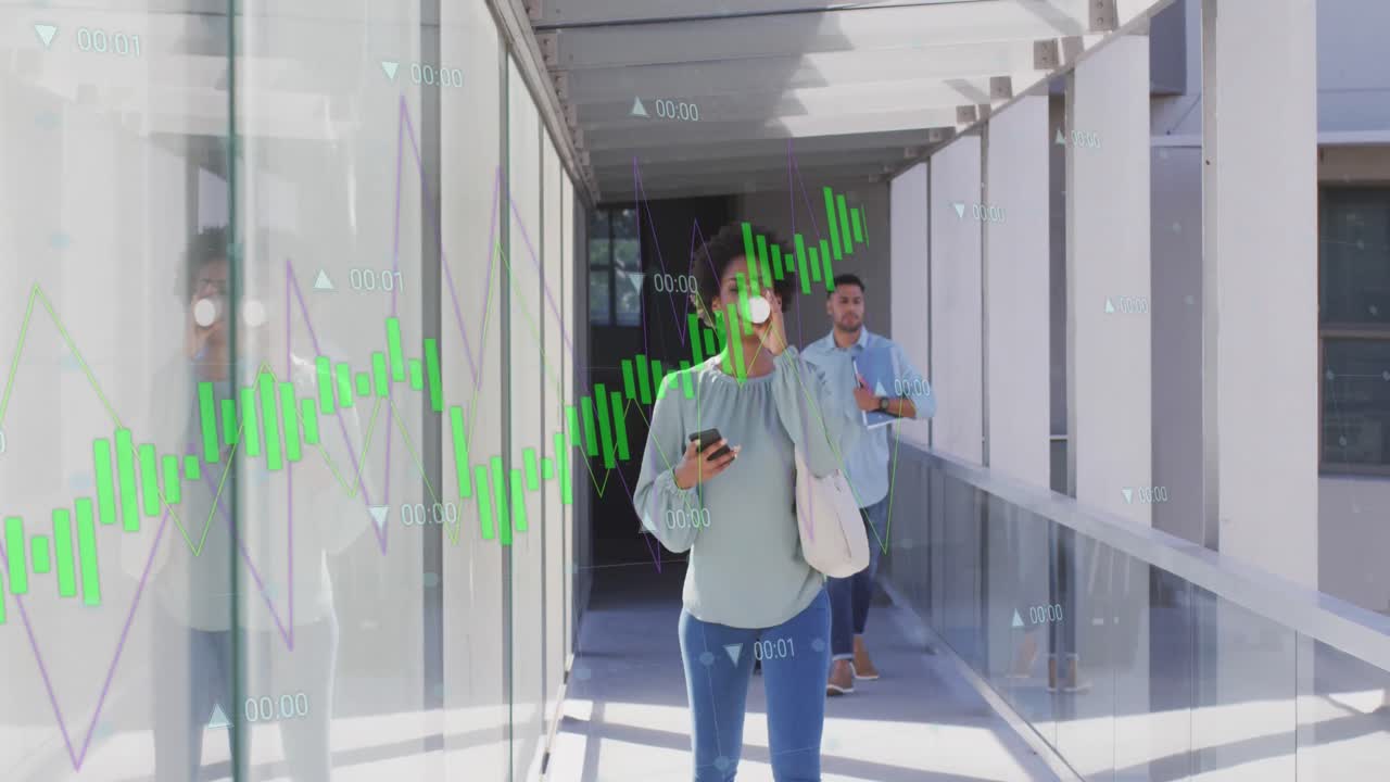 animación del procesamiento de datos financieros sobre diversas personas de negocios en el aeropuerto.
