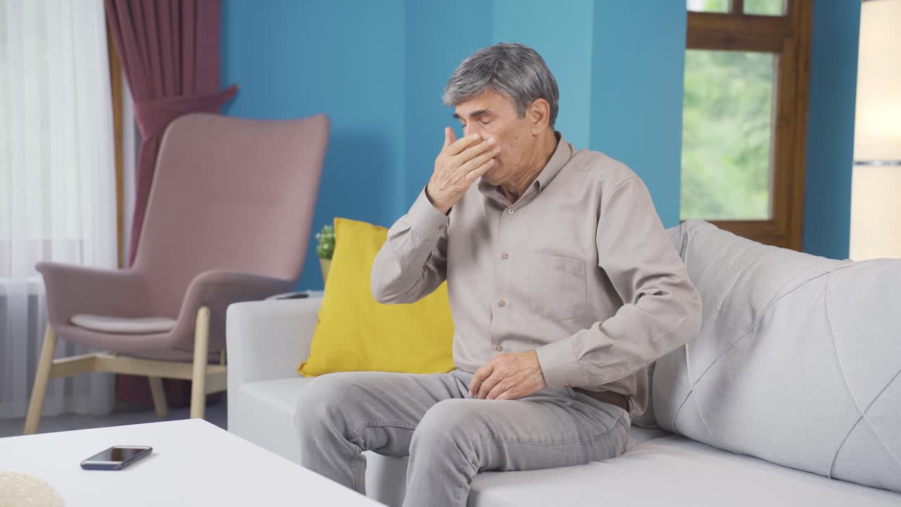 el anciano, que huele el mal olor en la casa, está perturbado por el mal olor.