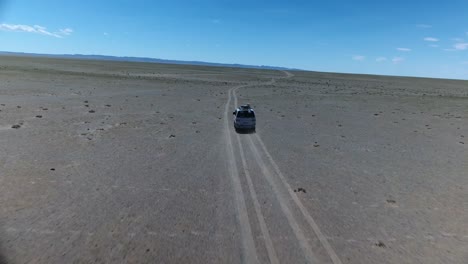 Disparo-Aéreo-De-Un-Dron-Siguiendo-Una-Furgoneta-En-El-Desierto-De-Gobi