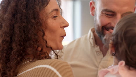 Cuidado-De-La-Familia,-Amor-Del-Bebé-Y-Comunicación-Hablando