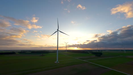 Toma-De-Drones-De-Un-Parque-Eólico-En-Polonia,-Turbina-Eólica-Aérea-Que-Genera-Energía-Renovable