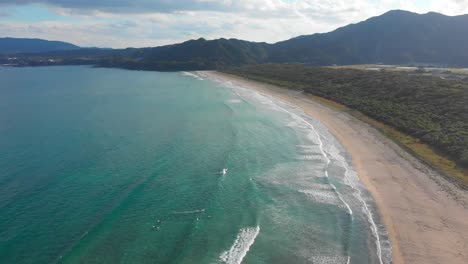 Surfer-Fangen-Einige-Wellen-Vor-Der-Küste-Japans