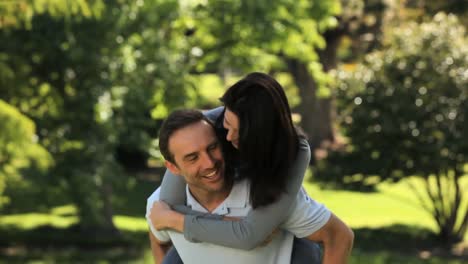marido cargando a su esposa