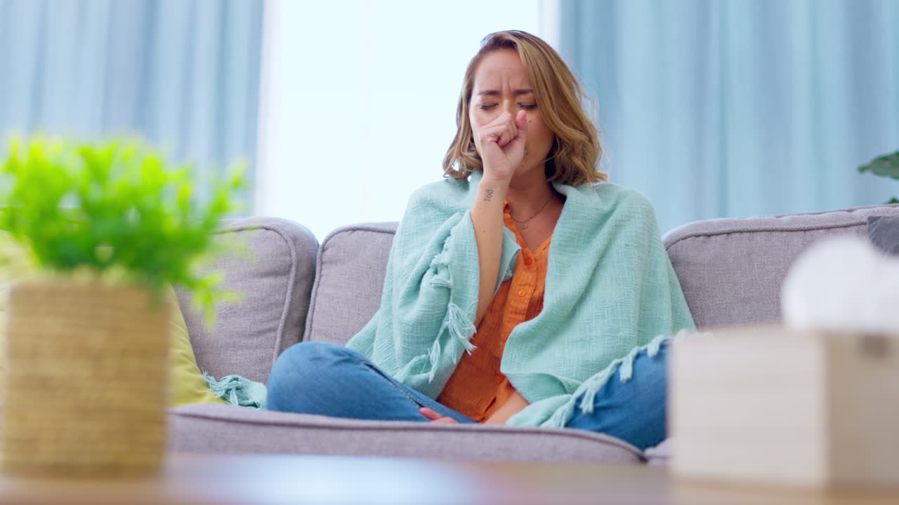 mujer asiática, enferma y toser