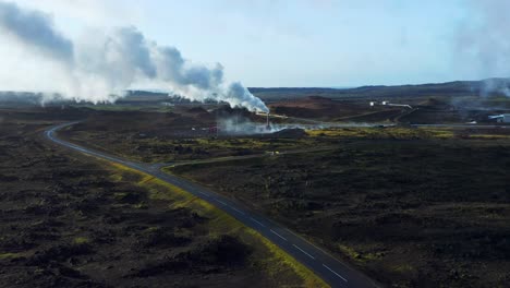 carretera que conduce a la planta de energía geotérmica en la península de reykjanes en islandia