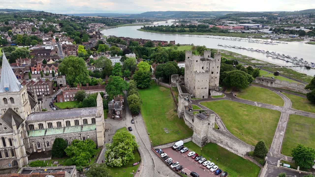 Drone aereo con panning, Castello di Rochester, Kent, Regno Unito, drone, aereo.