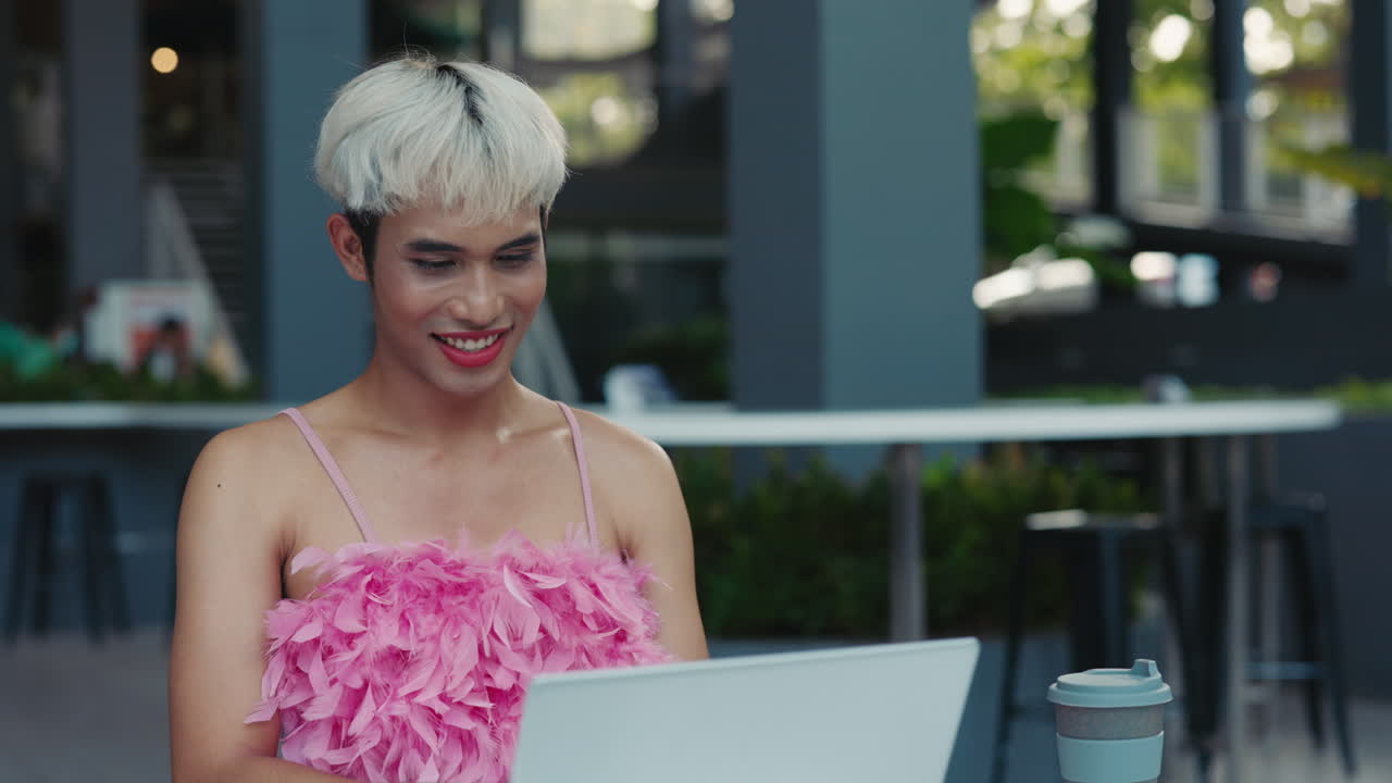 человек, работающий на ноутбуке в кафе