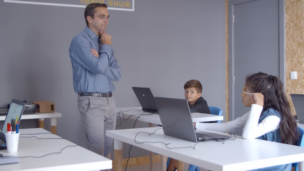 школьный учитель объясняет позитивный урок