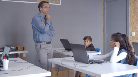 maestro de escuela explicando una lección positiva