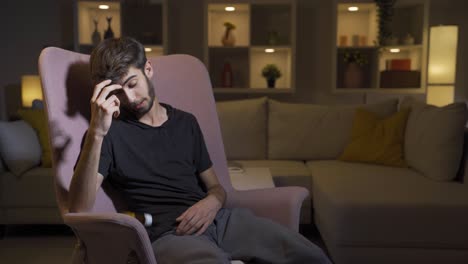 el hombre que mira las pastillas en su mano y va a suicidarse.