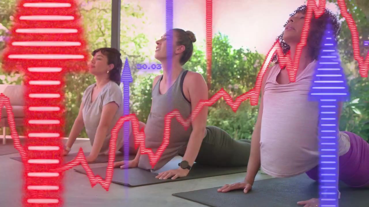3 mujeres iniciando la postura del perro boca abajo, pasando a flexión y luego a la postura del perro boca arriba, con gráficos de fitness pulsando superpuestos sobre las colchonetas