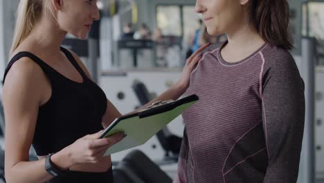 Personal-trainer-with-woman-in-fitness-center