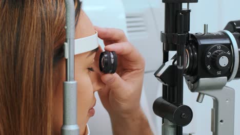 médico y mujer hermosa mirando la máquina de prueba de ojos en oftalmólogo. oftalmologo. médico. oftal mólogo profesional examinando
