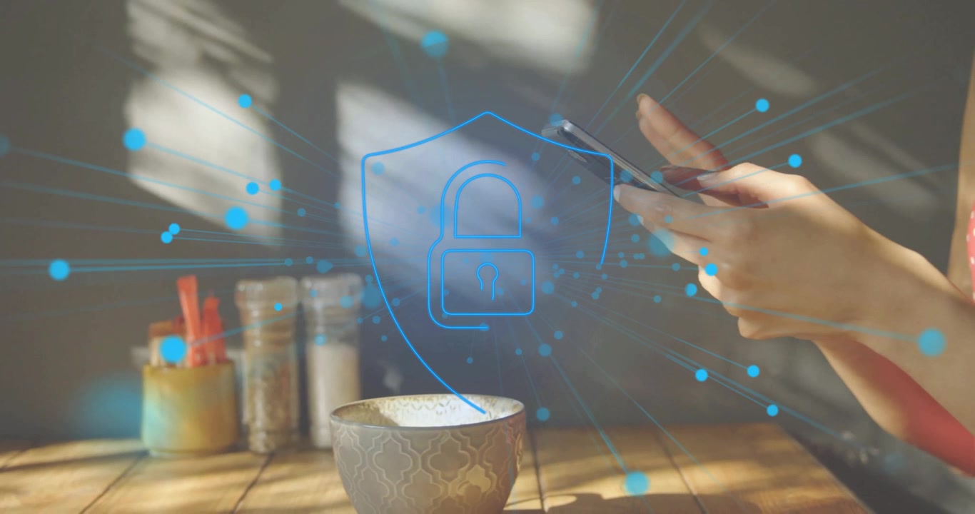 Toccando lo smartphone accanto a una ciotola, punti blu che si trasformano in un lucchetto con scudo, a sottolineare la sicurezza