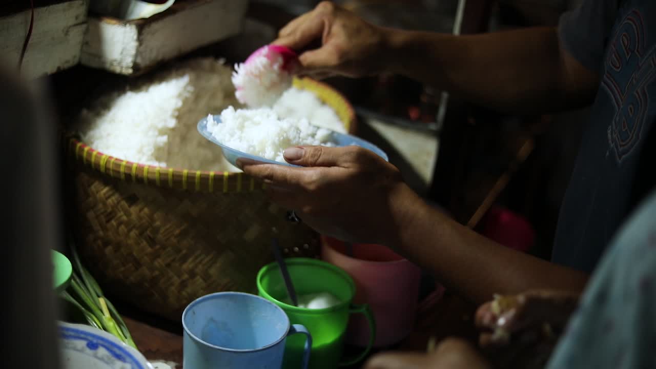 foto de una persona a punto de comerse un plato con una bola de arroz encima