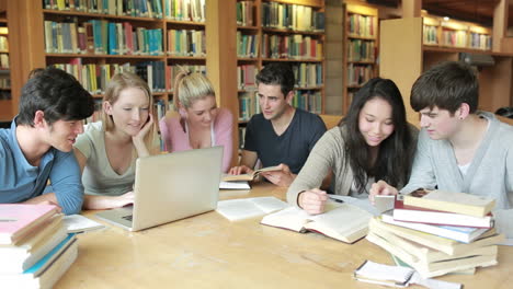 estudiantes que aprenden en una biblioteca