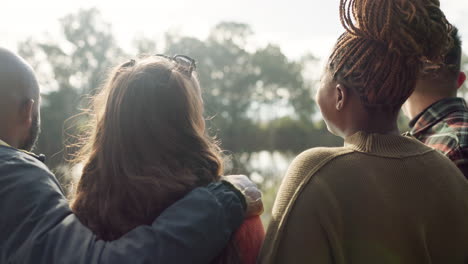 Glücklich,-Gesicht-Und-Frau-Mit-Freunden-Am-See