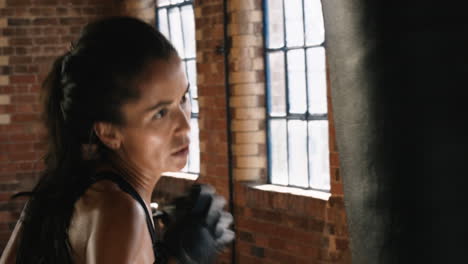 Mujer-Deportiva-Seria-Golpeando-Un-Saco-De-Boxeo-Durante