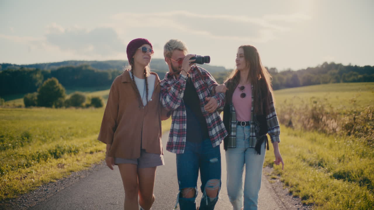 행복 한 친구 들 이 휴가 중 에 들판 을 탐험 하고 있다