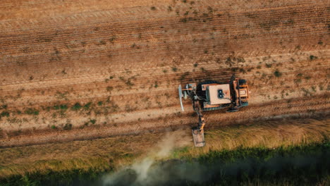 vista aérea de un tractor trabajando en un campo