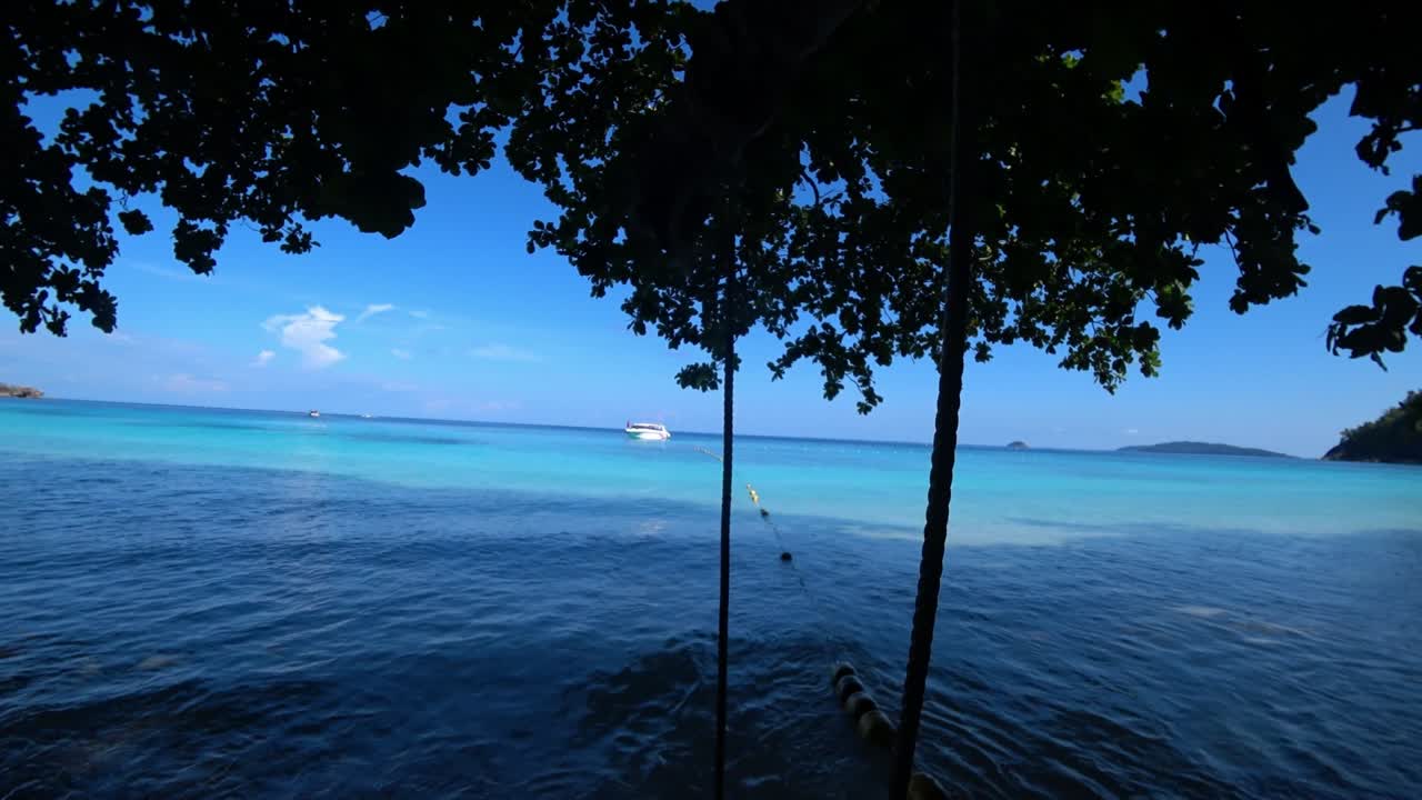 해변에서 바다를 볼 수 있는 스과 보트.