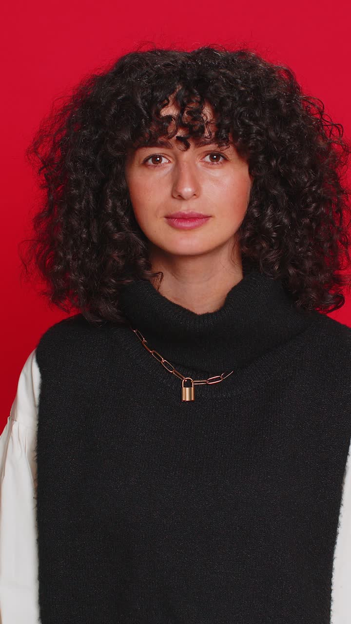 la mujer dice que no. la palma de la mano doblada, las manos cruzadas en el gesto de parada, advertencia de final, acceso prohibido.