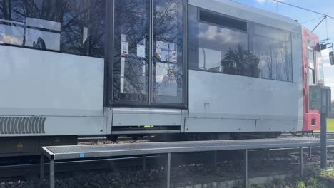 el tranvía en alemania con buen tiempo se mueve hacia la cámara con fieltro en el fondo