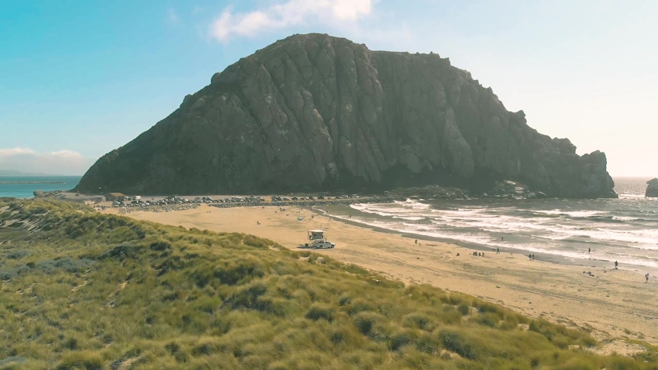 Luftfoto av Morro Rock og strand med kystdyner