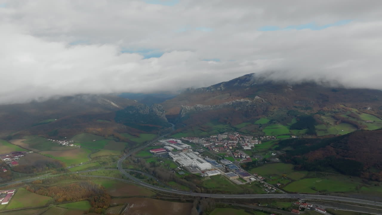 vista aérea de una ciudad en un valle de montaña