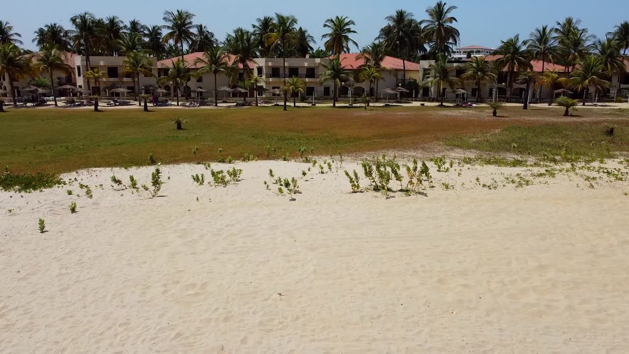 vista ascendente hacia adelante del hotel ocean bay - cape point, bakau en gambia