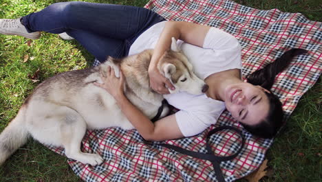 persona acostada con el perro