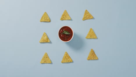 video de papas fritas de tortilla y salsa en una superficie gris