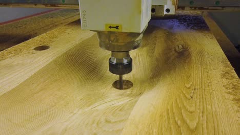 fresadora de madera cortando sumidero para fregadero de madera de roble