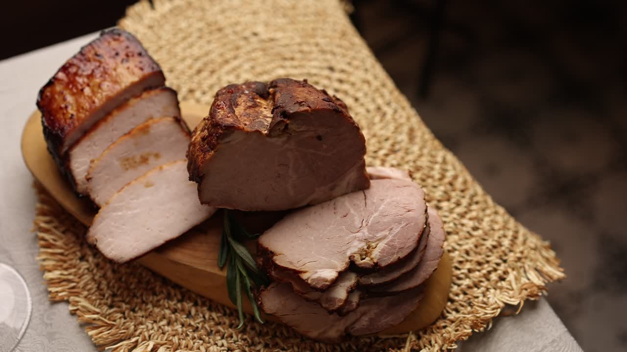 carne de cerdo ahumada en rodajas en tabla de madera