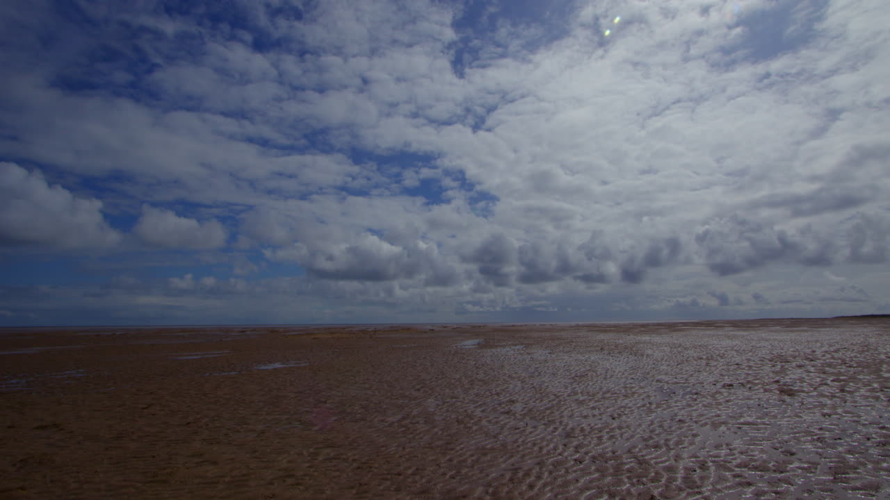 fotografía panorámica de la playa a la marea baja, en theddlethorpe, las dunas, la reserva natural nacional en saltfleetby