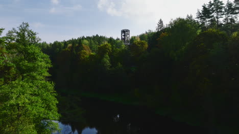 Hermosa-Vista-De-Drones-Volando-Sobre-El-Río-A-Través-De-La-Torre-De-La-Pasarela-De-Los-árboles-Con-Gente-Entre-Bosques-Verdes-Ubicados-En-Anyksciai,-Lituania,-Europa-Del-Este