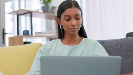 mujer escuchando música en la computadora portátil