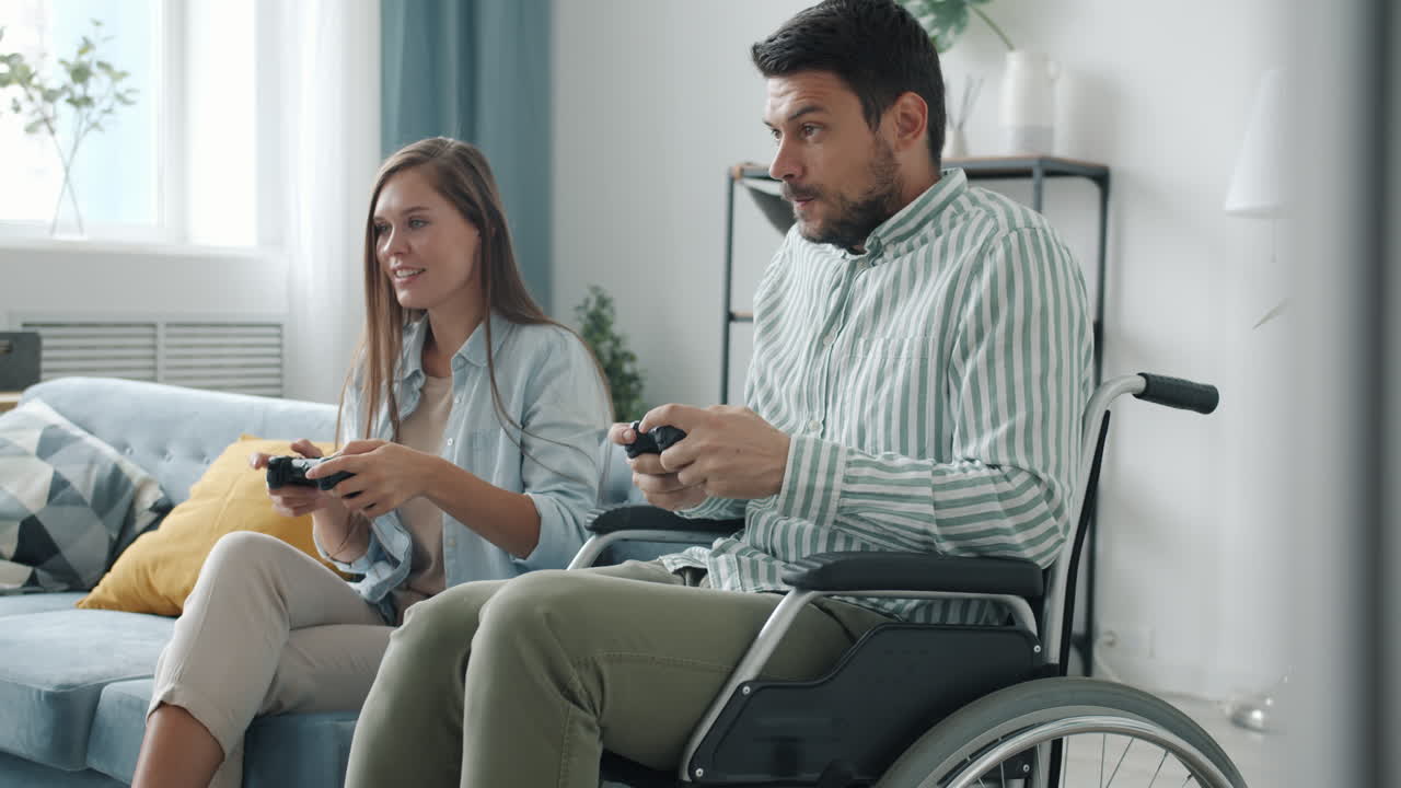 Coppia giocare ai videogiochi