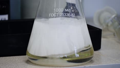 reacción química en un frasco