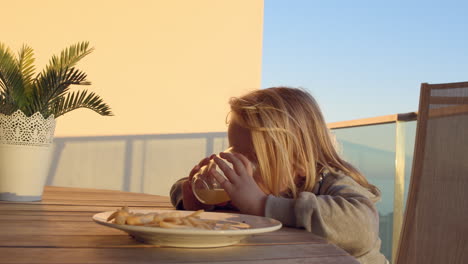 Kind-Beendet-Seine-Mahlzeit-Auf-Dem-Balkon