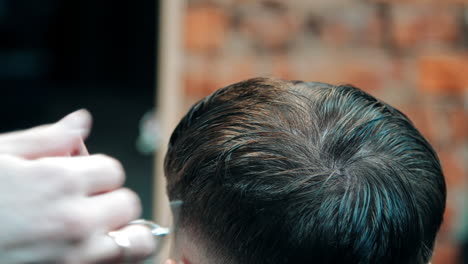 Peluquero-Cortando-Al-Hombre-Con-Tijeras-Debajo-Del-Peine.-Hombre-Con-Corte-De-Pelo-En-Barbería