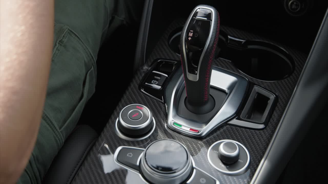 alfa romeo giulia quadrofoglio center shift lever and drive mode select
