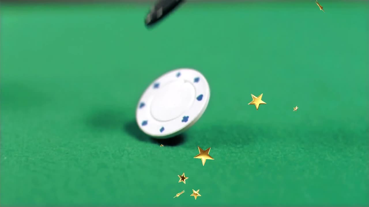 Animazione di stelle in movimento su fiche da poker su tavolo verde