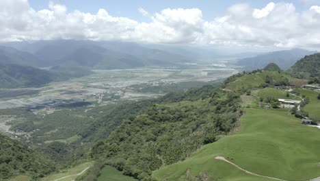 video aéreo de volar un dron sobre un pequeño pueblo en el bosque de alta montaña